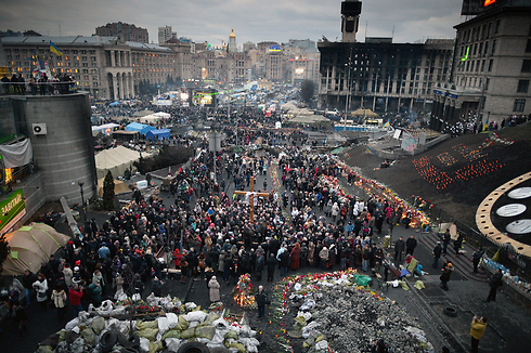 המפגינים בבירת אוקראינה. הזדהות מהטטארים של חצי האי קרים (צילום: גטי אימג'בנק) (צילום: גטי אימג'בנק)