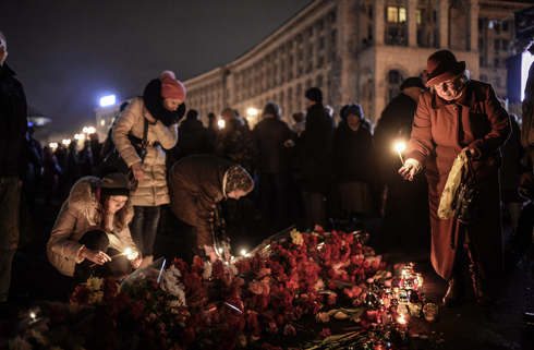 מדליקים נרות לזכר הרוגי המהפכה (צילום: AFP) (צילום: AFP)