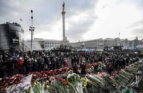 זרי פרחים בכיכר העצמאות החרוכה בבירת אוקראינה (צילום: AFP) (צילום: AFP)