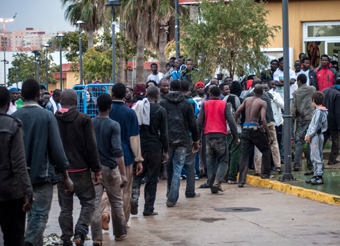 מהגרים מגיעים למרכז קליטה במלייה אחרי שחצו את הגבול האפריקני (צילום: רויטרס) (צילום: רויטרס)