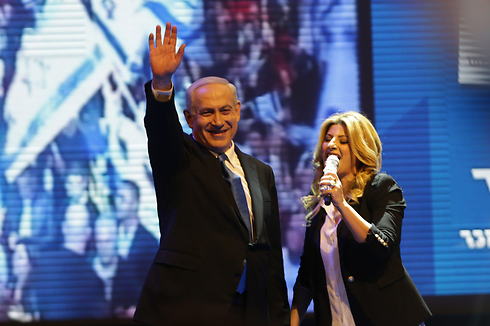 Netanyahu and Sarit Hadad at the conference (Photo: Alex Kolomoisky)