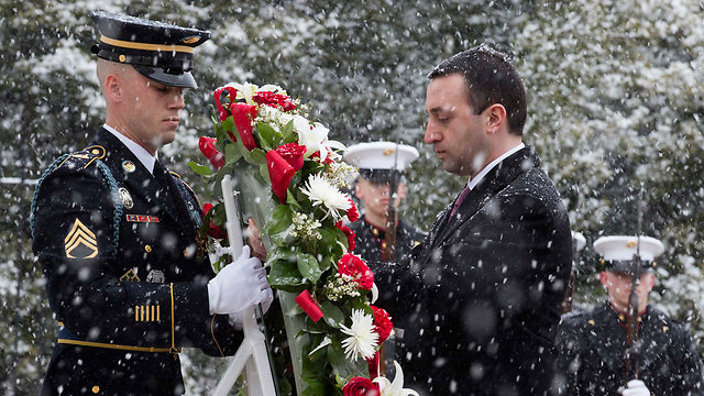 ראש ממשלת גאורגיה גריבשווילי מניח זר על קבר החייל האלמוני בבית הקברות הלאומי ארלינגטון בווירג'יניה (צילום: רויטרס) (צילום: רויטרס)