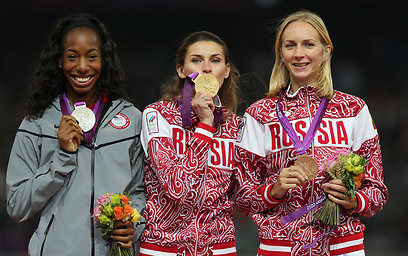 בלונדון הרוסייה שוב ענדה את מדליית הזהב על צווארה (צילום: גטי אימג'ס) (צילום: גטי אימג'ס)