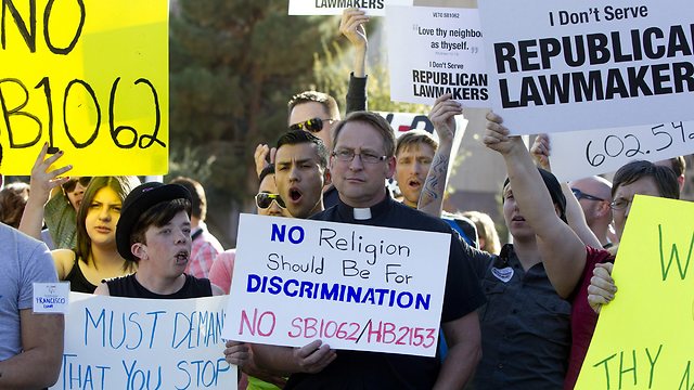 הפגנה נגד החוק. "דת אינה תירוץ לאפליה" (צילום: AP) (צילום: AP)