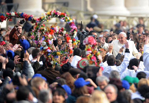 אהוב הקהל בבזיליקת פטרוס הקדוש בוותיקן (צילום: MCT) (צילום: MCT)