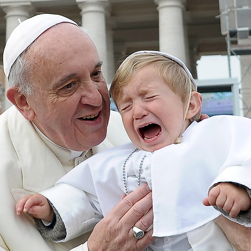 סדקים במעוז הקתולי. האפיפיור פרנסיסקוס ופעוט איטלקי שלבוש בבגדי הכס הקדוש (AFP PHOTO / OSSERVATORE ROMANO) (AFP PHOTO / OSSERVATORE ROMANO)