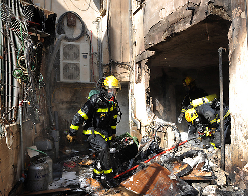 אחד הבניינים שנפגעו בסדרת ההצתות בפתח תקווה (צילום: יובל חן) (צילום: יובל חן)
