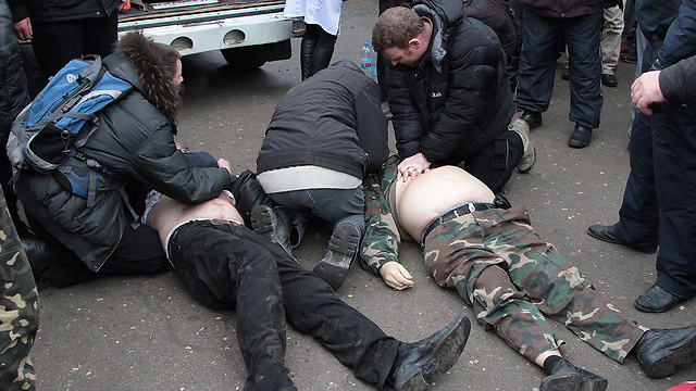 אדם אחד נהרג וכמה נפצעו בעימותים בין פרו-אירופים לפרו-רוסים (צילום: MCT) (צילום: MCT)
