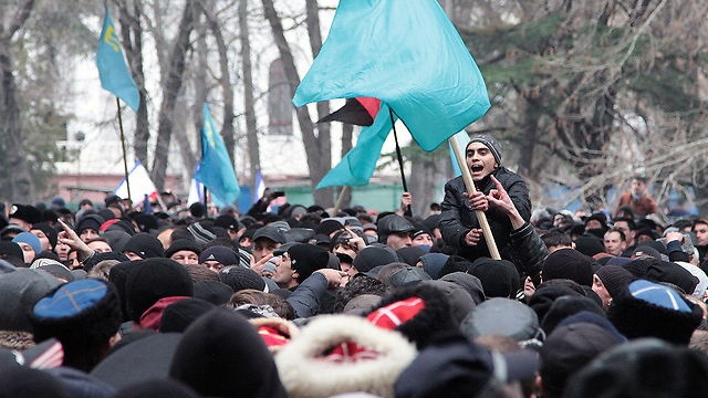 התייצבו עם הממשלה בקייב: הפגנת המיעוט הטטרי נגד סיפוח לרוסיה (צילום: MCT) (צילום: MCT)