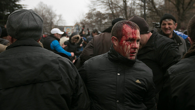 אדם אחד נהרג בעימותים בין מוסלמים טטארים לפרו-רוסים. אחד הפצועים (צילום: רויטרס) (צילום: רויטרס)