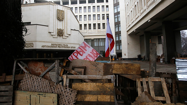 חסמו את הכניסה לבניין הפרלמנט עם ארגזי עץ (צילום: AP) (צילום: AP)