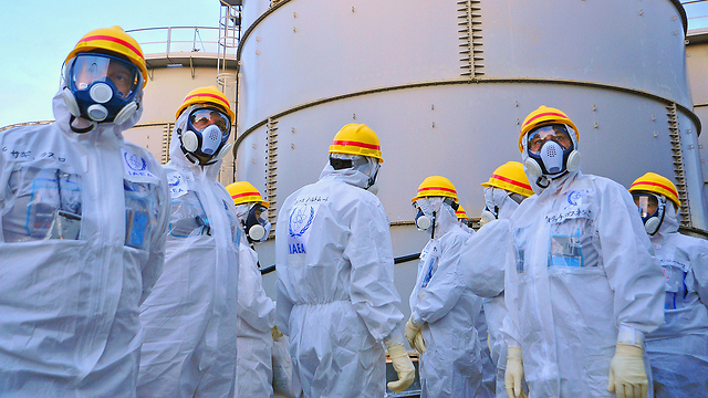 פקחי הסוכנות הבינלאומית לאנרגיה אטומית מבקרים בפוקושימה (צילום: AFP) (צילום: AFP)