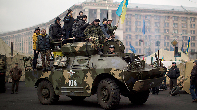 כוח צבא אוקראיני ותומכי ממשלת המעבר בקייב (צילום: AP) (צילום: AP)