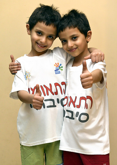 התאומים סיבהי. מנצחים ילדים גדולים מהם בגינה (צילום: ישראל מלובני ) (צילום: ישראל מלובני )