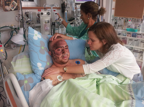 Captain Ziv Shilon and girlfriend Adi after his injury at Soroka Medical Center in 2012 (Photo: Yaniv Shilon)