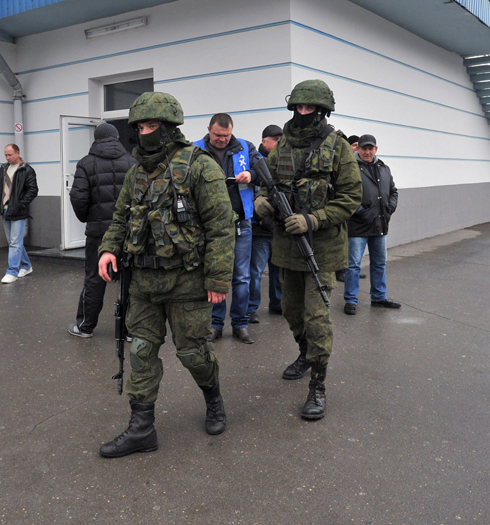 חמושים, לפי החשד חיילים רוסים, בנמל התעופה בסימפרופול, קרים (צילום: AFP) (צילום: AFP)