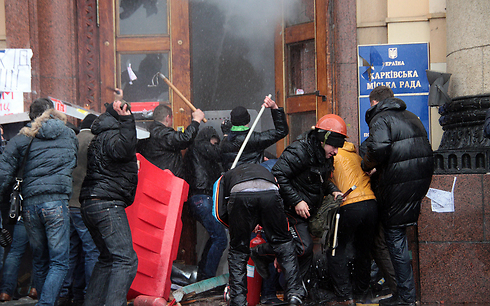 עימותים בין מפגינים בחרקוב. עשרות נפגעו   (צילום: AFP) (צילום: AFP)
