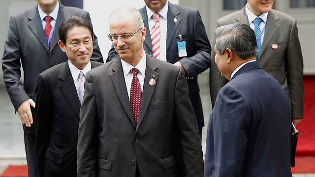 Japanese FM Fumio Kishida with Palestinian PM Hamdallah at conference (Photo: EPA) (Photo: EPA)