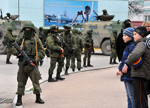 ילדים מול חיילים בקרים           (צילום: AFP) (צילום: AFP)