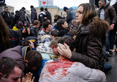 פצועים בהפגנת תומכי הממשל החדש בעיר חרקוב (צילום: רויטרס) (צילום: רויטרס)