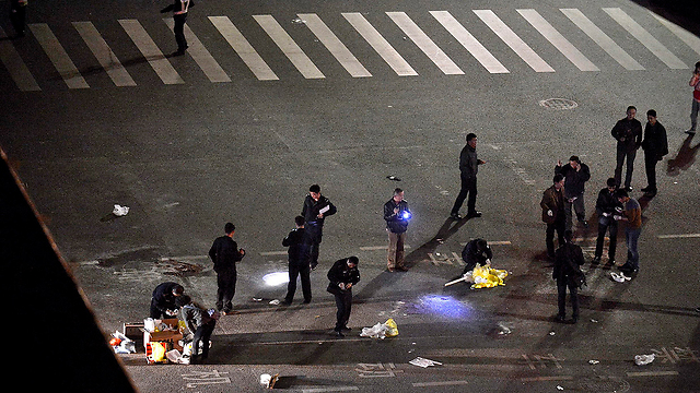 זירת הפיגוע בסין בשבת בערב (צילום: AP) (צילום: AP)