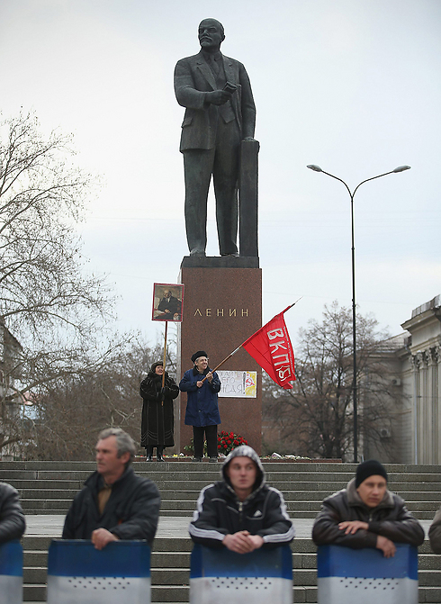 Pro-Russian citizens near a statue of Lenin in Crimea (Photo: Getty Imagebank)