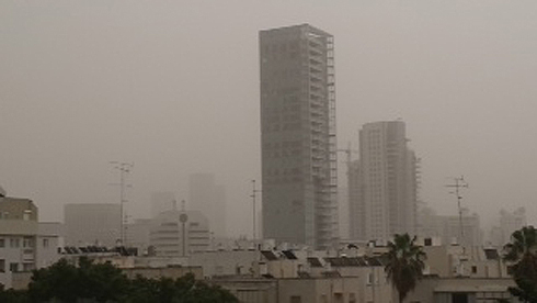 תל אביב תחת מעטה אבק וחול (צילום: דני שדה) (צילום: דני שדה)