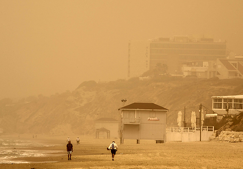 נתניה תחת מעטה חול ואבק (צילום: AFP) (צילום: AFP)