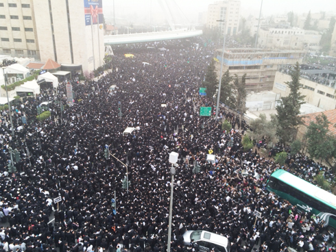 Mass haredi anti-draft protest in Jerusalem (Photo: Yaakov Tzedakah)