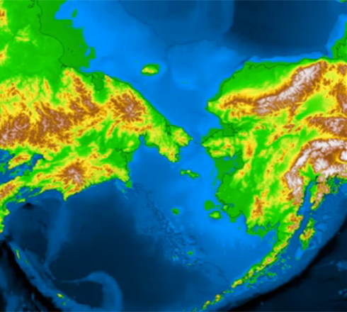 תמונת לווין של המיצר. משמאל - חצי האי הרוסי צ'וקוטקה - ומימין אלסקה ()
