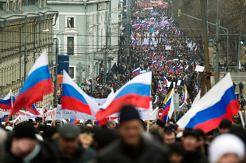 אלפים בעד הפלישה צועדים במוסקבה (צילום: AP) (צילום: AP)