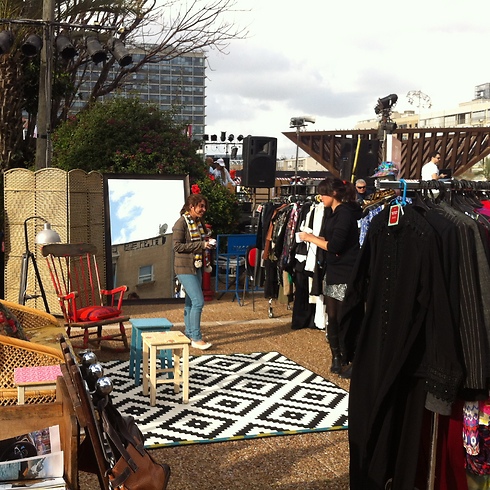 ממחזרים ומתחדשים: מכירת אופנה טובה בכיכר רבין (צילום: רוח טובה) (צילום: רוח טובה)