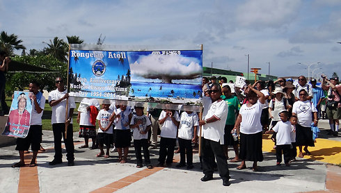 מפגינים באיי מרשל (צילום: AFP) (צילום: AFP)