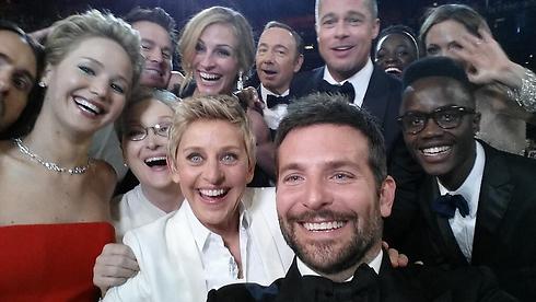 Host Ellen DeGeneres' star-studded selfie (photo from Twitter)
