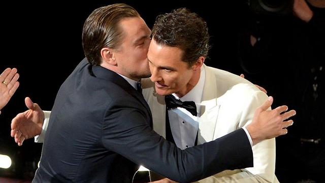 Leonardo DiCaprio congratulates best actor Matthew McConaughey (Photo: AP)