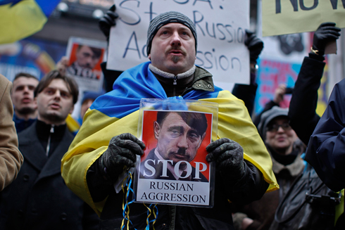 "עצרו את התוקפנות הרוסית". היטלר-פוטין בהפגנת מחאה בניו יורק (צילום: AFP) (צילום: AFP)