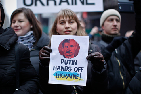 "סטלין-פוטין" בהפגנת מחאה בניו יורק (צילום: AFP) (צילום: AFP)