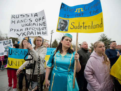 "פוטין, חצי האי קרים איננו חבל הסודטים". הפגנה מול שגרירות רוסיה בוושינגטון (צילום: AP) (צילום: AP)