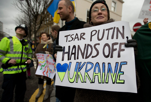 "צאר פוטין, הורד את הידיים מאוקראינה". לונדון (צילום: AP) (צילום: AP)