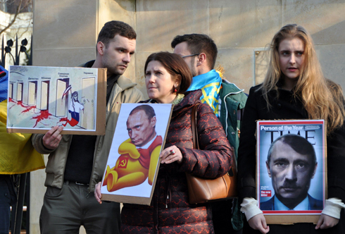 מחאה נגד הנשיא הרוסי בפראג (צילום: AP) (צילום: AP)