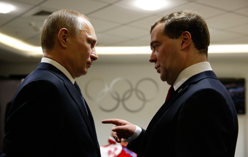 פוטין עם ראש ממשלת רוסיה מדבדב, שנכלל ב"רשימת האוליגרכים" (צילום: MCT) (צילום: MCT)