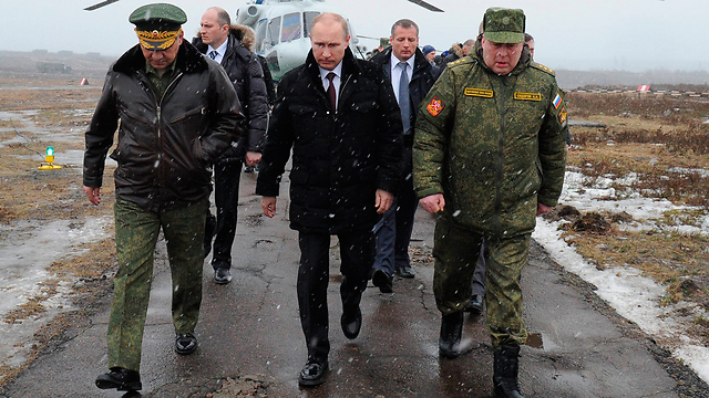 פוטין במהלך תרגיל צבאי של רוסיה (צילום: AP) (צילום: AP)