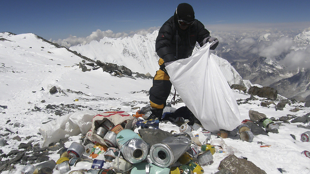 המטרה: לאסוף 10 טונות של אשפה בחודש וחצי. ניקיון האוורסט ב-2010 (צילום: AFP) (צילום: AFP)