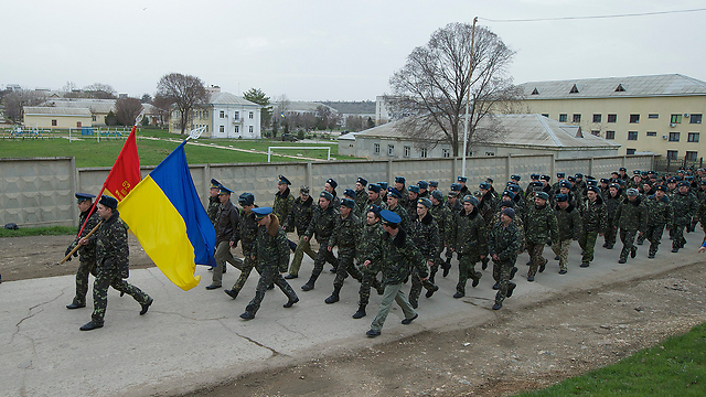 חיילים אוקראינים צועדים מחוץ לבסיס בלבק (צילום: AP) (צילום: AP)