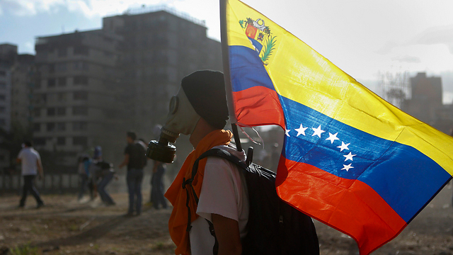 דגל ונצואלה בהפגנות סוערות במדינה (צילום: רויטרס) (צילום: רויטרס)