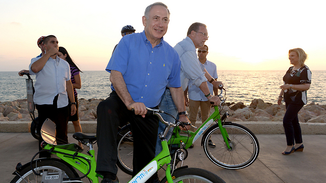 Prime Minister Benjamin Netanyahu promoting tourism in Tel Aviv