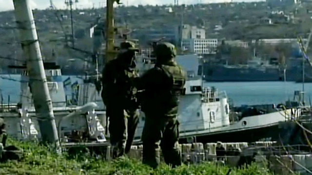 חיילים ליד נמל סבסטופול (צילום: רויטרס) (צילום: רויטרס)