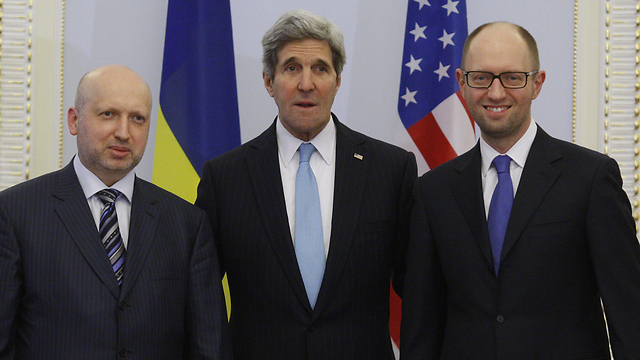 יצניוק, לצד מזכיר המדינה האמריקני ג'ון קרי והנשיא הזמני של אוקראינה (צילום: MCT) (צילום: MCT)