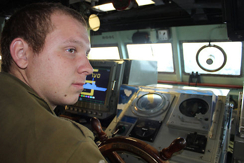 רב"ט ריבקוביץ' בגשר הפיקוד של החנית (צילום: דובר צה"ל) (צילום: דובר צה