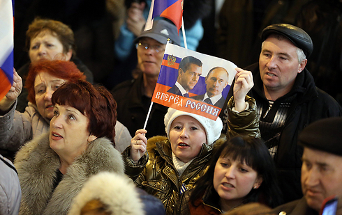 מפגינים פרו-רוסים בקרים (צילום: גטי אימג'בנק) (צילום: גטי אימג'בנק)